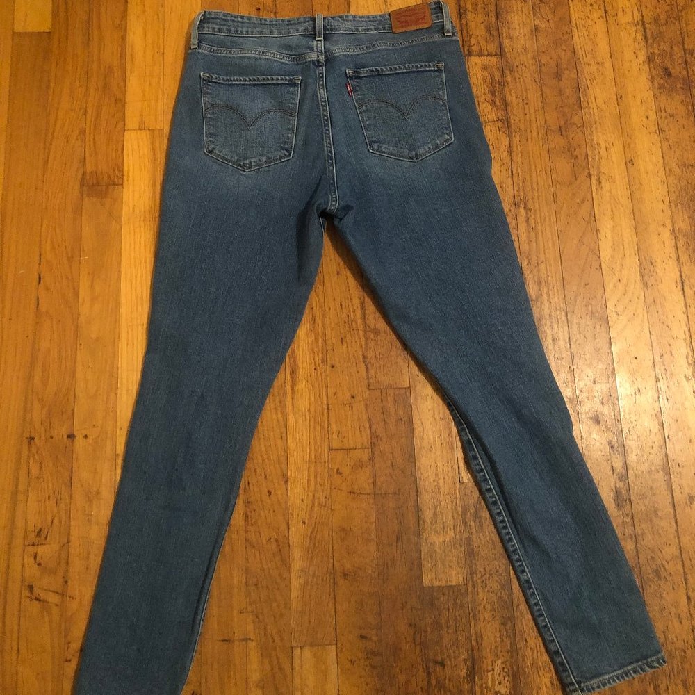 High Waisted Levi's 721 Jean - Picture 3 of 4